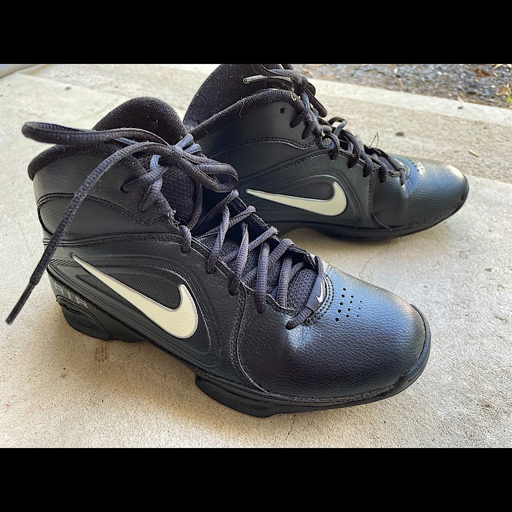 Womens Nike basketball shoes 7.5